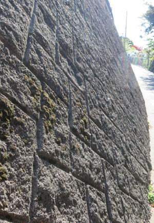 天然石模様の擁壁