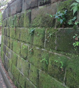 天然石の擁壁